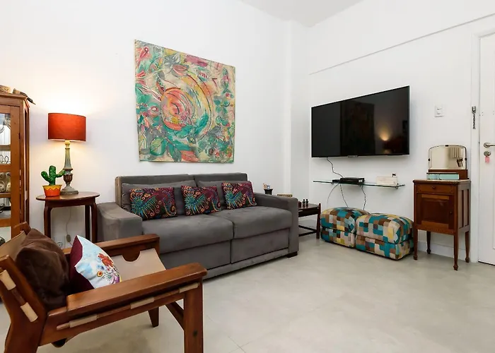 Omar do Rio - BT82/108: Apto moderno c/2Qtos, Garagem, Internet 250mbps, Smart TV, 05 minutos andando da Praia de Ipanema e do Metrô